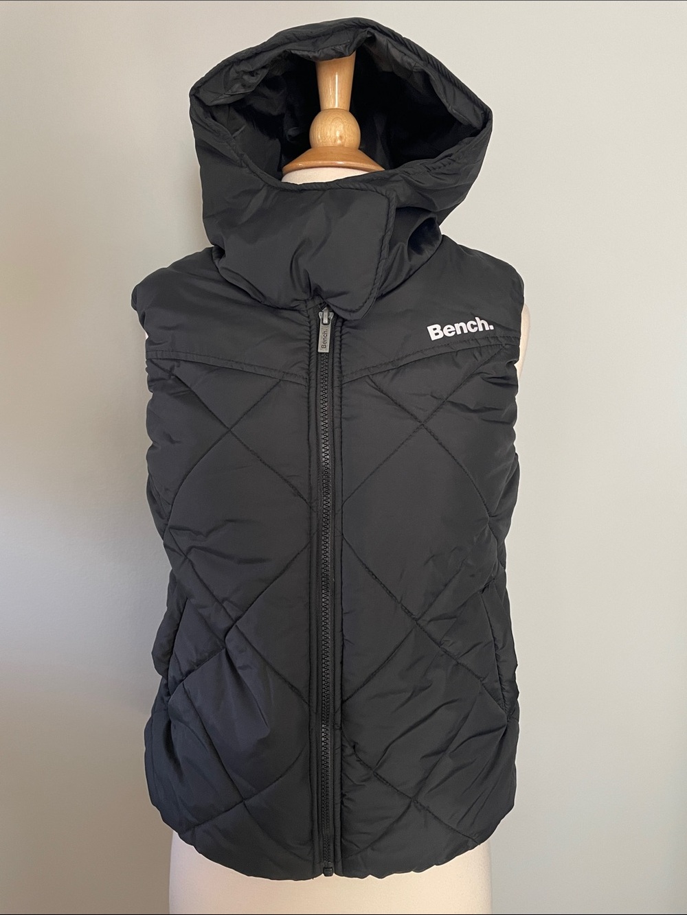 Bench Black Quilted Hooded Puffer Vest Winter Wear Women’s Medium NWT